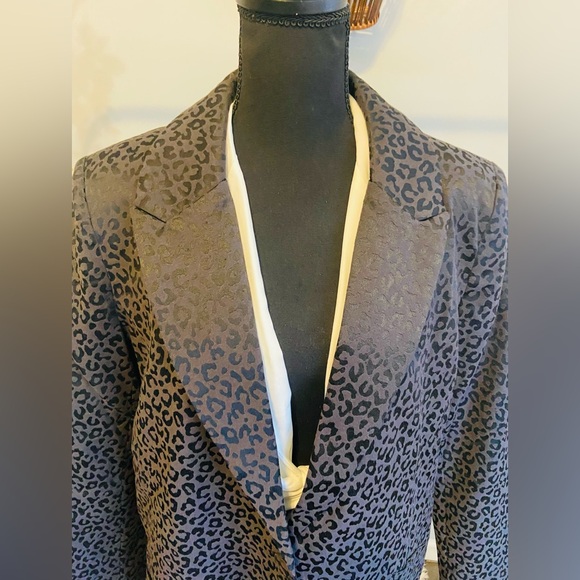 Black on black animal print coat! - Picture 4 of 7